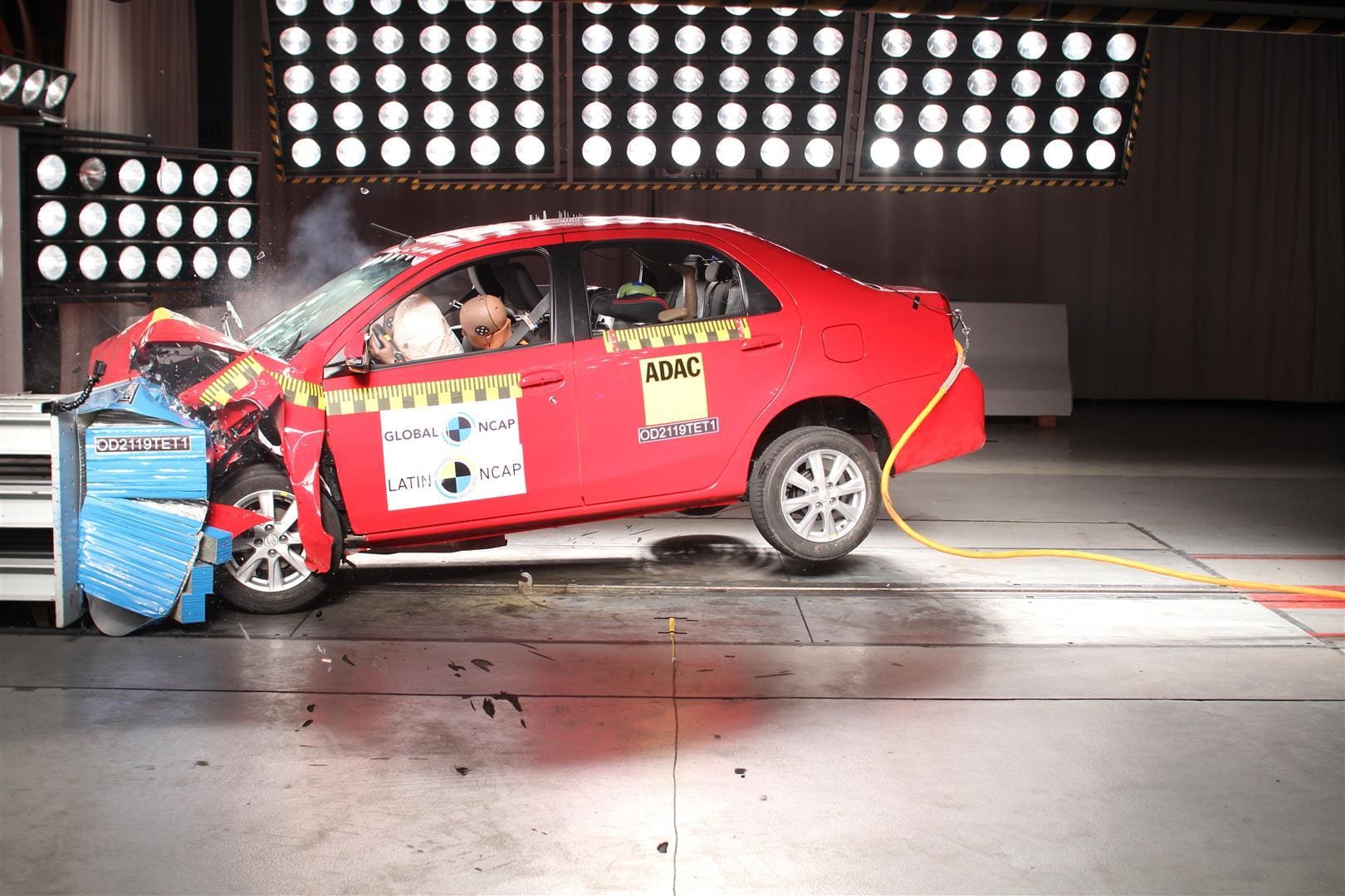 Fiat Cronos durante o teste de impacto frontal, equipado com dois airbags e freios ABS