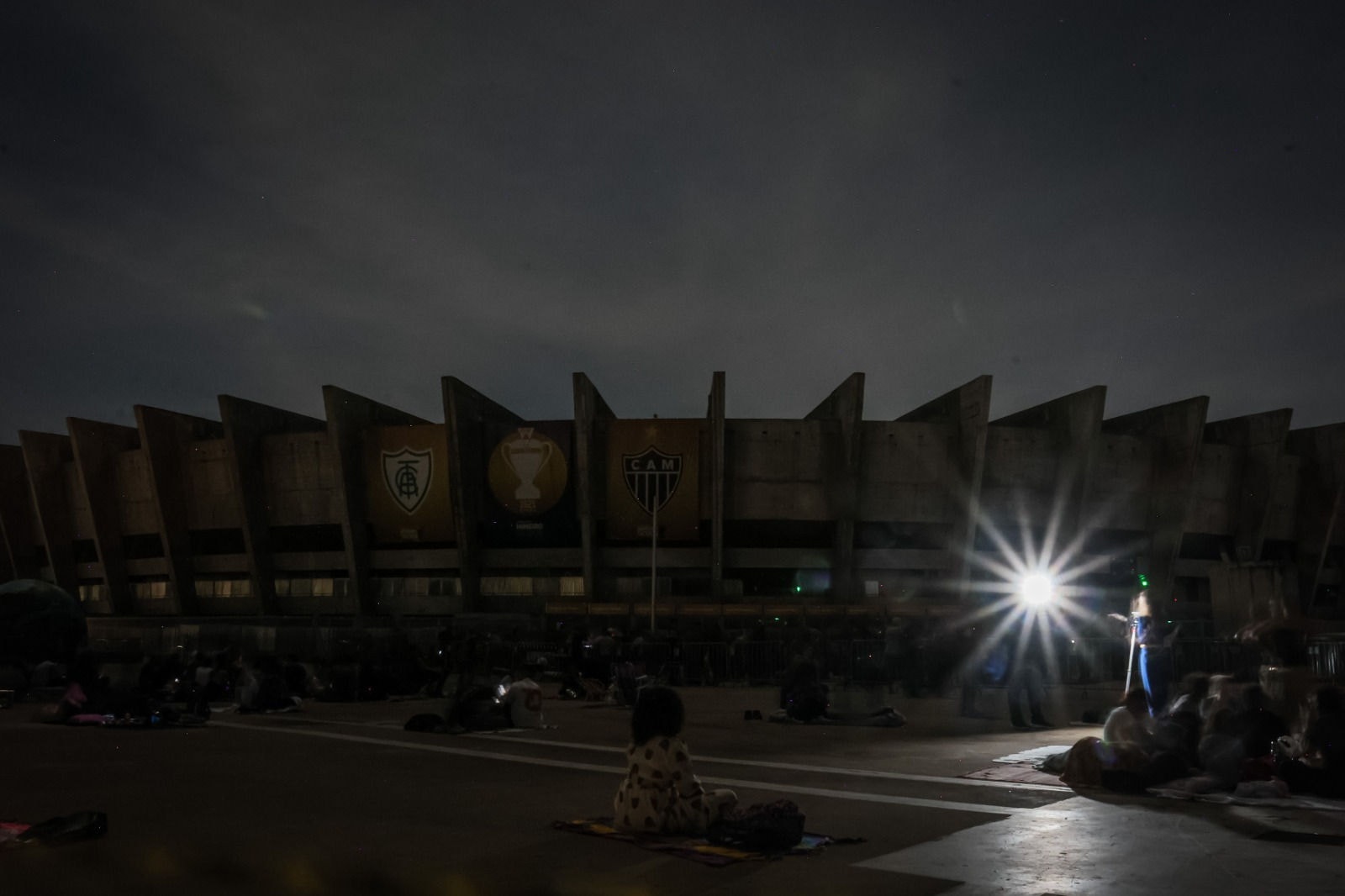 Super Lua é vista do estádio do Mineirão, na Pampulha, em BH.