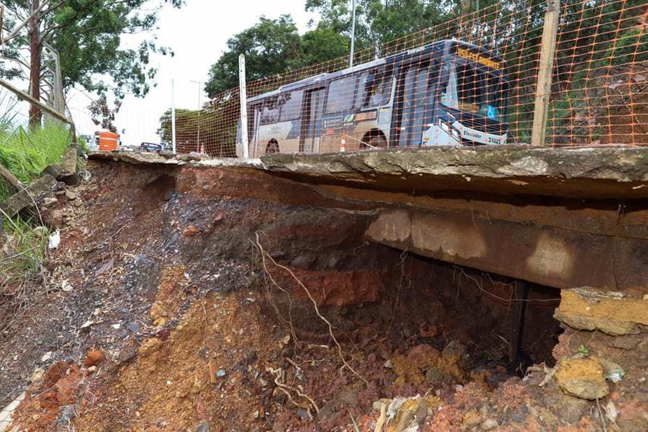 Cratera fica às margens da rodovia