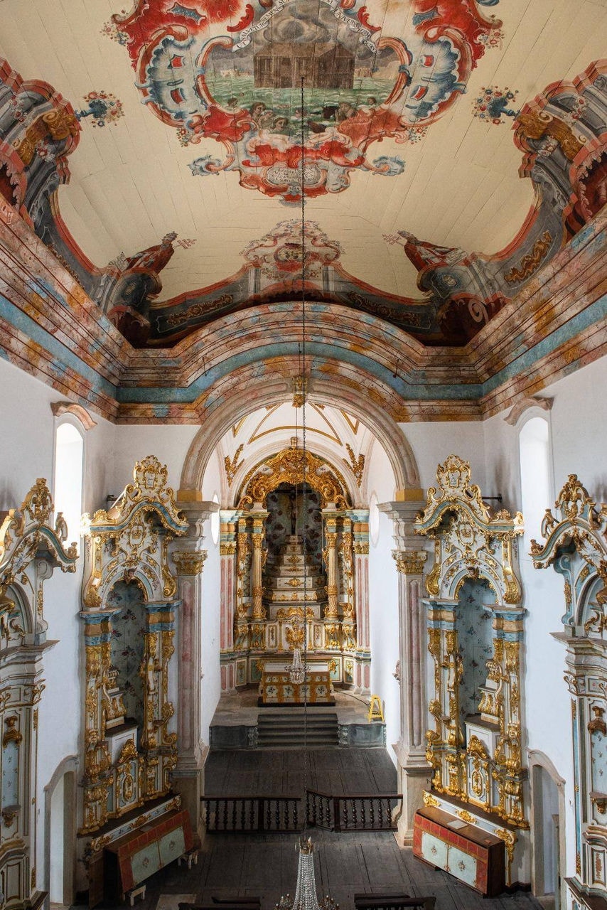 O altar da histórica Igreja de São Francisco de Assis após obra de restauro