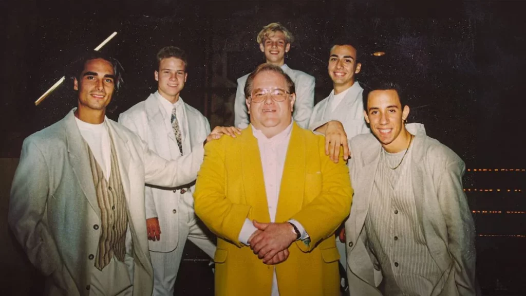 Lou Pearlman posa ao lado do Backstreet Boys - (Divulgação/Netflix)