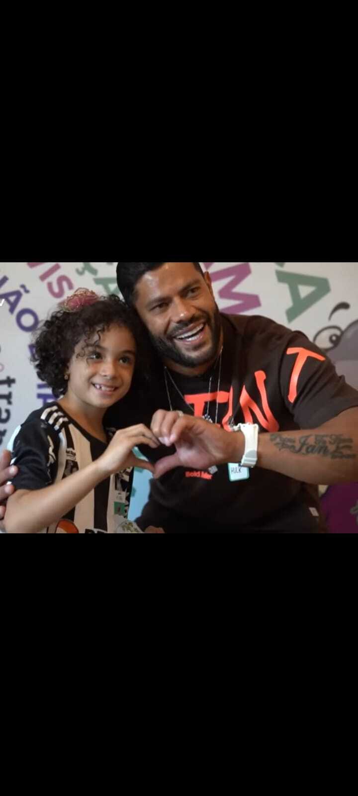 Hulk posa para foto com uma das crianças acolhidas pela Casa de Maria