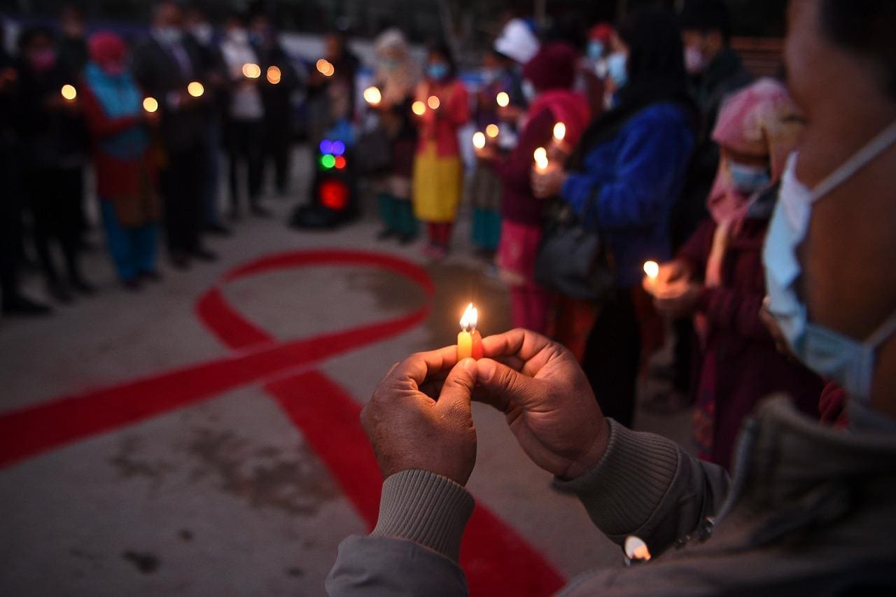 Voluntários acendem velas em evento do Dia Mundial de Combate à Aids em Katmundu, Nepal