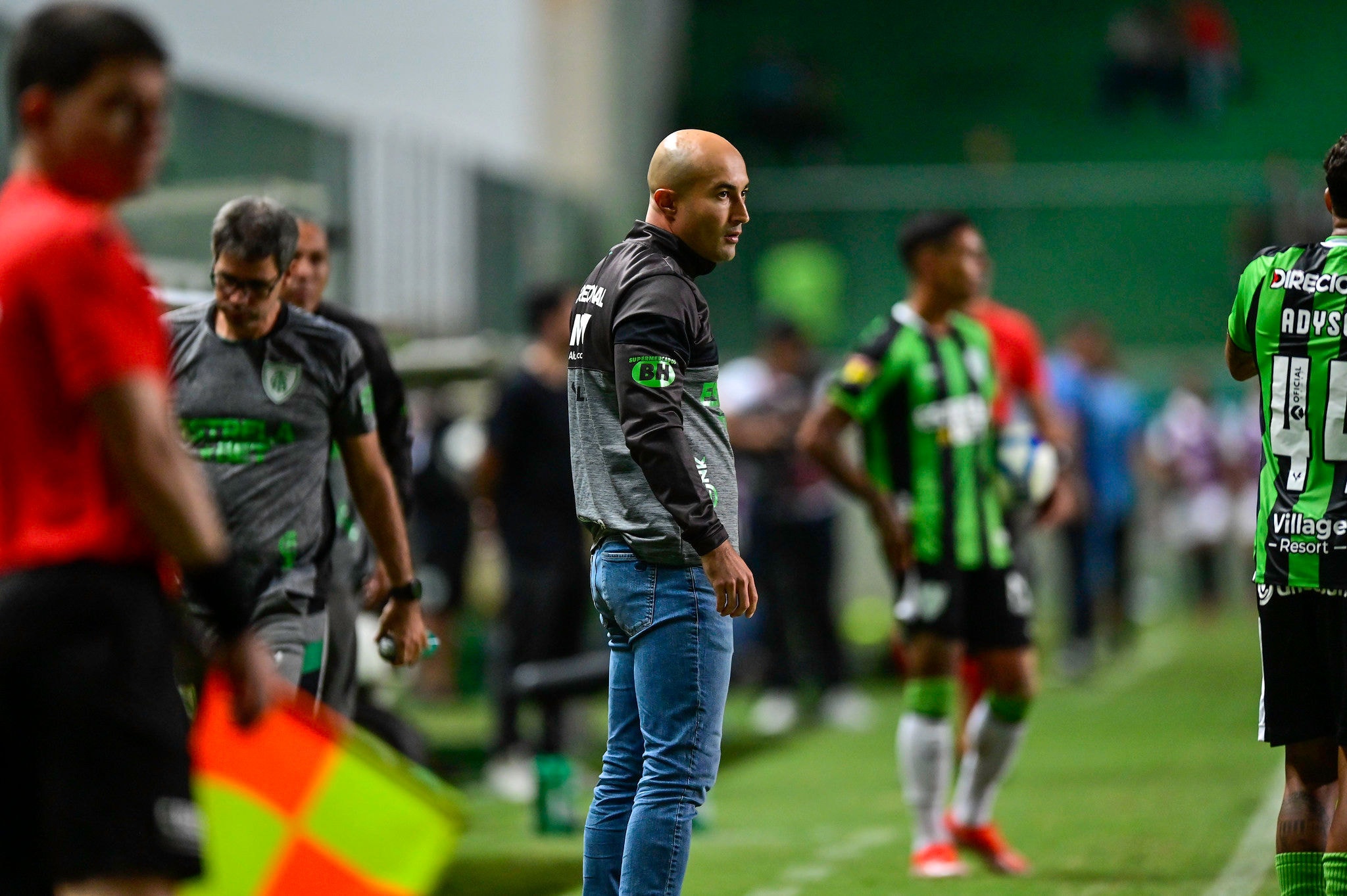 Técnico do América, Cauan de Almeida passa instruções aos jogadores à beira do gramado do Independência