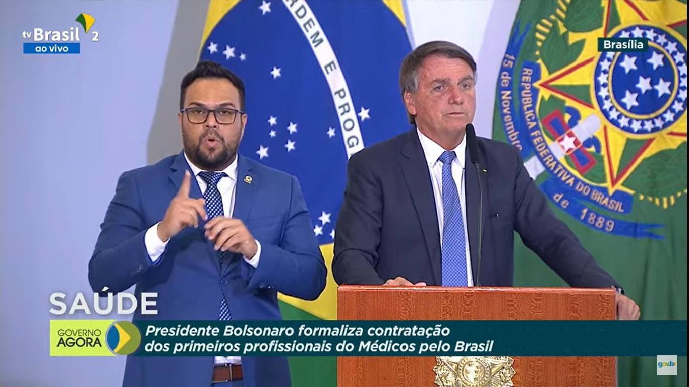 Presidente Jair Bolsonaro (PL) acusou o ex-ministro da Saúde Luiz Henrique Mandetta de agir para que Revalida fosse feito por faculdades particulares