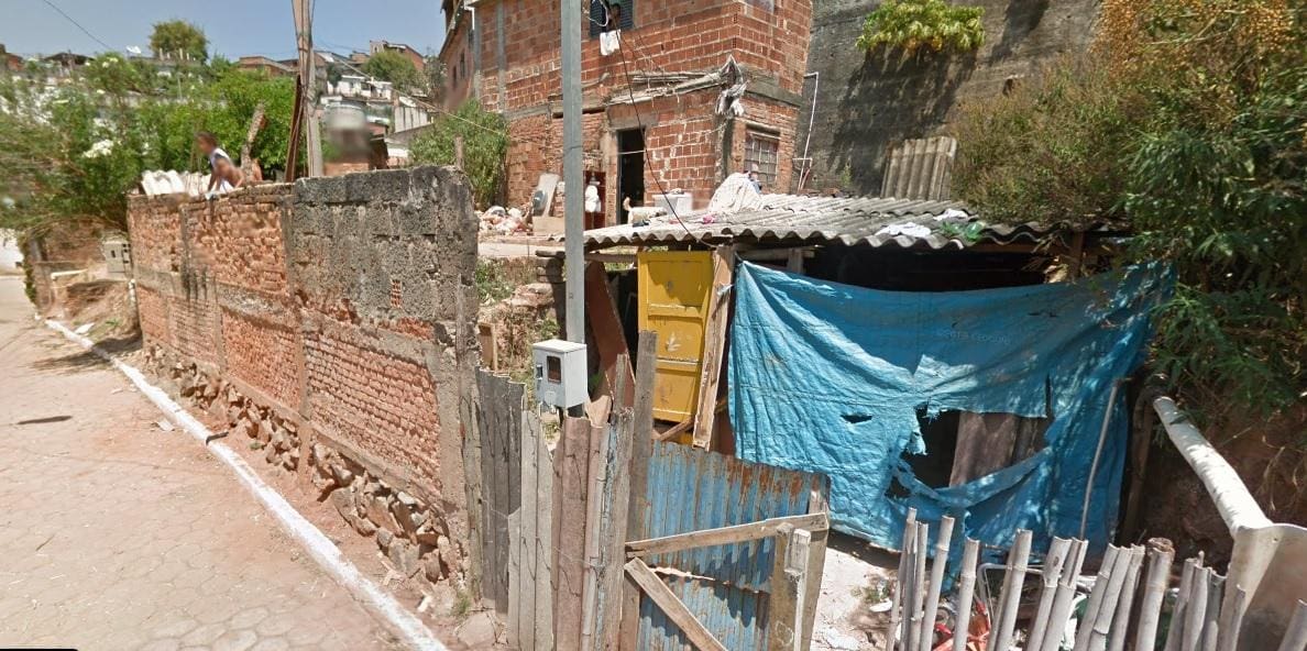 Barranco cedeu nesta rua e lama soterrou uma mulher