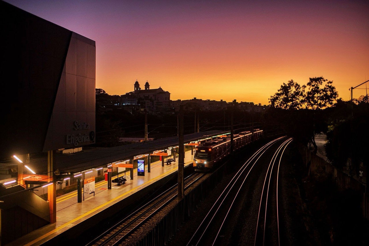 Pôr do sol na estação de metrô em BH