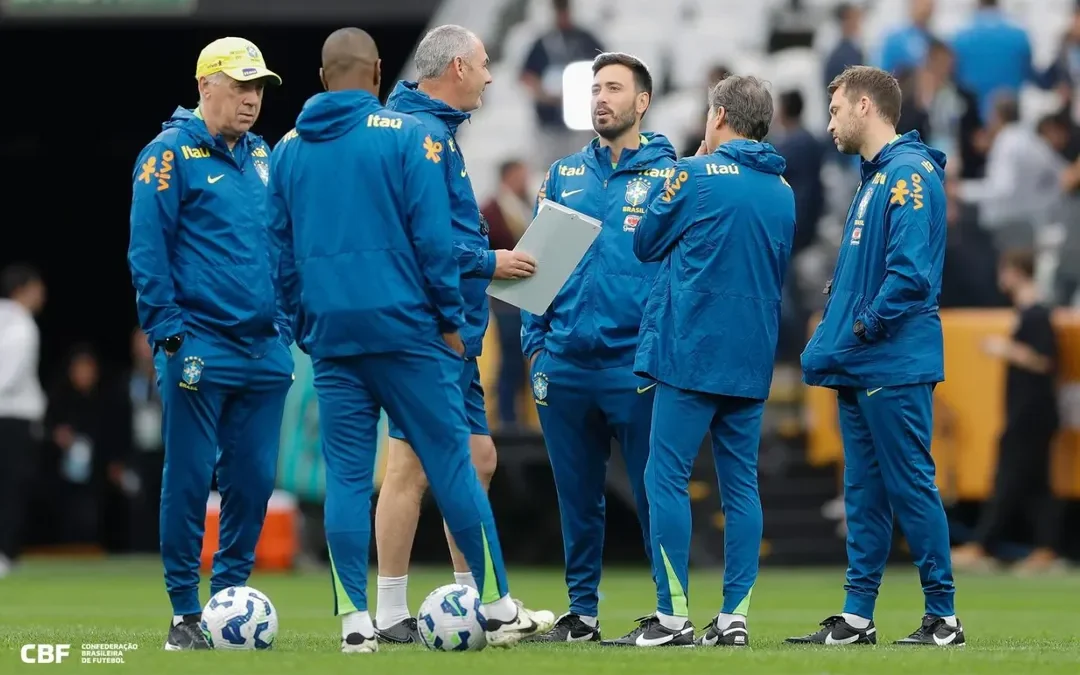Davide Ancelotti (centro) foi anunciado como técnico do Botafogo (Foto: Rafael Ribeiro/CBF)
