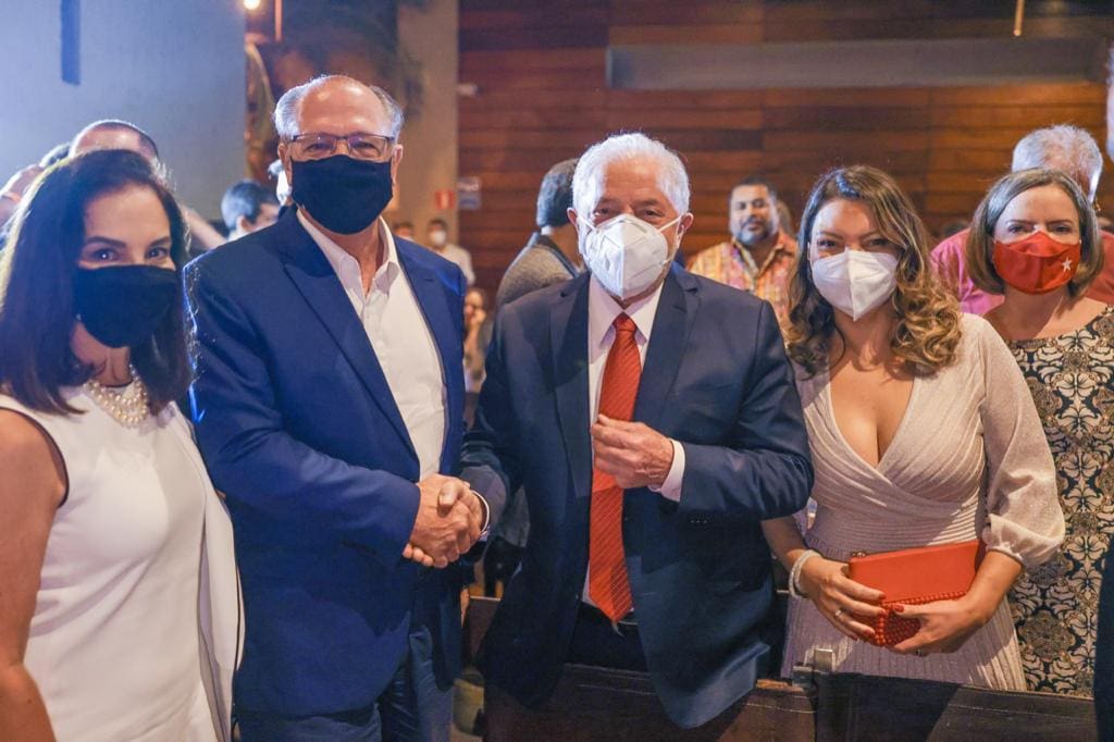 Lula e Alckmin em jantar organizado por advogados que apoiam o petista, em São Paulo