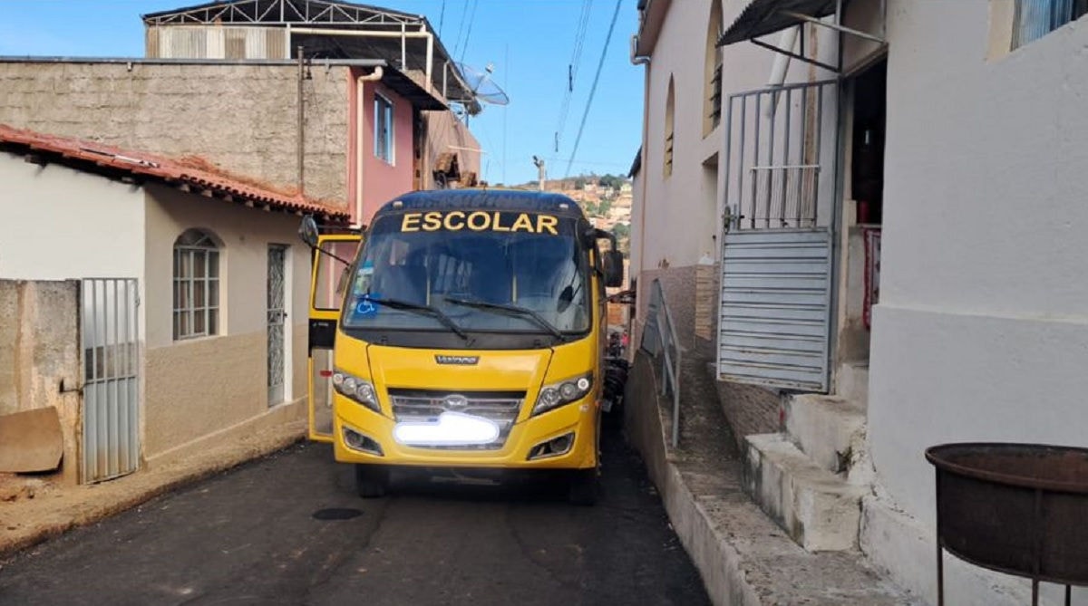 Veículo foi abandonado em Inhapim, após suspeito bater em uma motocicleta