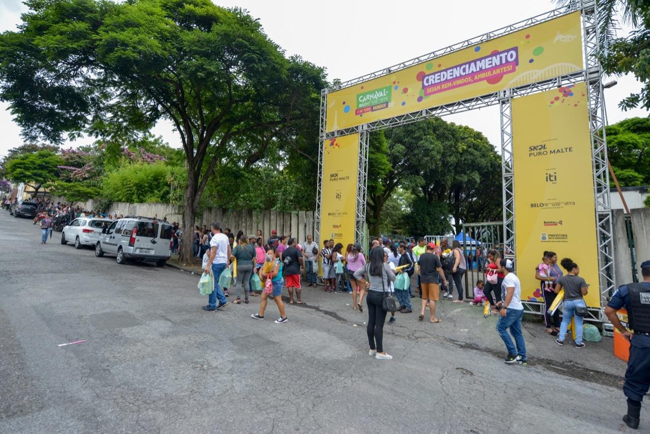 Fila cadastramento ambulantes Carnaval