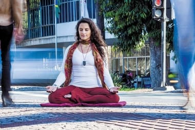 Especialista. Juliana Minardi é coach em meditação e ajuda seus clientes na expansão da consciência e também no relaxamento 