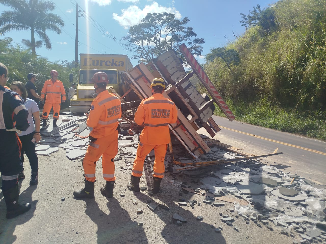 Carga se espalhou pela rodovia federal
