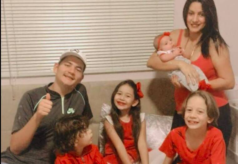 Para entreter as cinco crianças em casa, Daniele da Silva promove brincadeiras na sala de casa durante o isolamento imposto pela pandemia do coronavírus