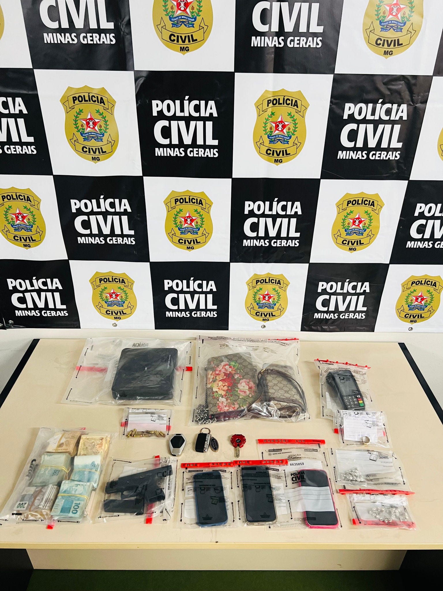 Segundo a investigação, a influenciadora recebia cerca de R$ 100 mil mensais de plataformas como o “Tigrinho” para divulgar apostas por meio de stories e lives no Instagram