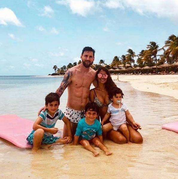 Messi curte férias com a família
