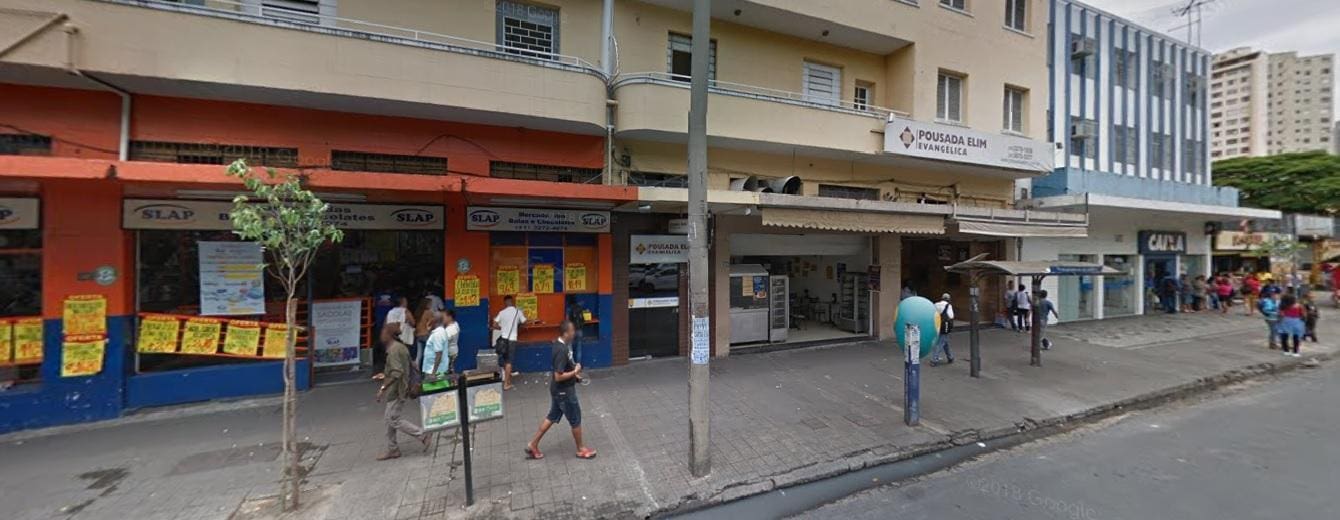 Assaltante tentou levar celulares de clientes do restaurante no centro da capital mas foi imobilizado pelas próprias vítimas