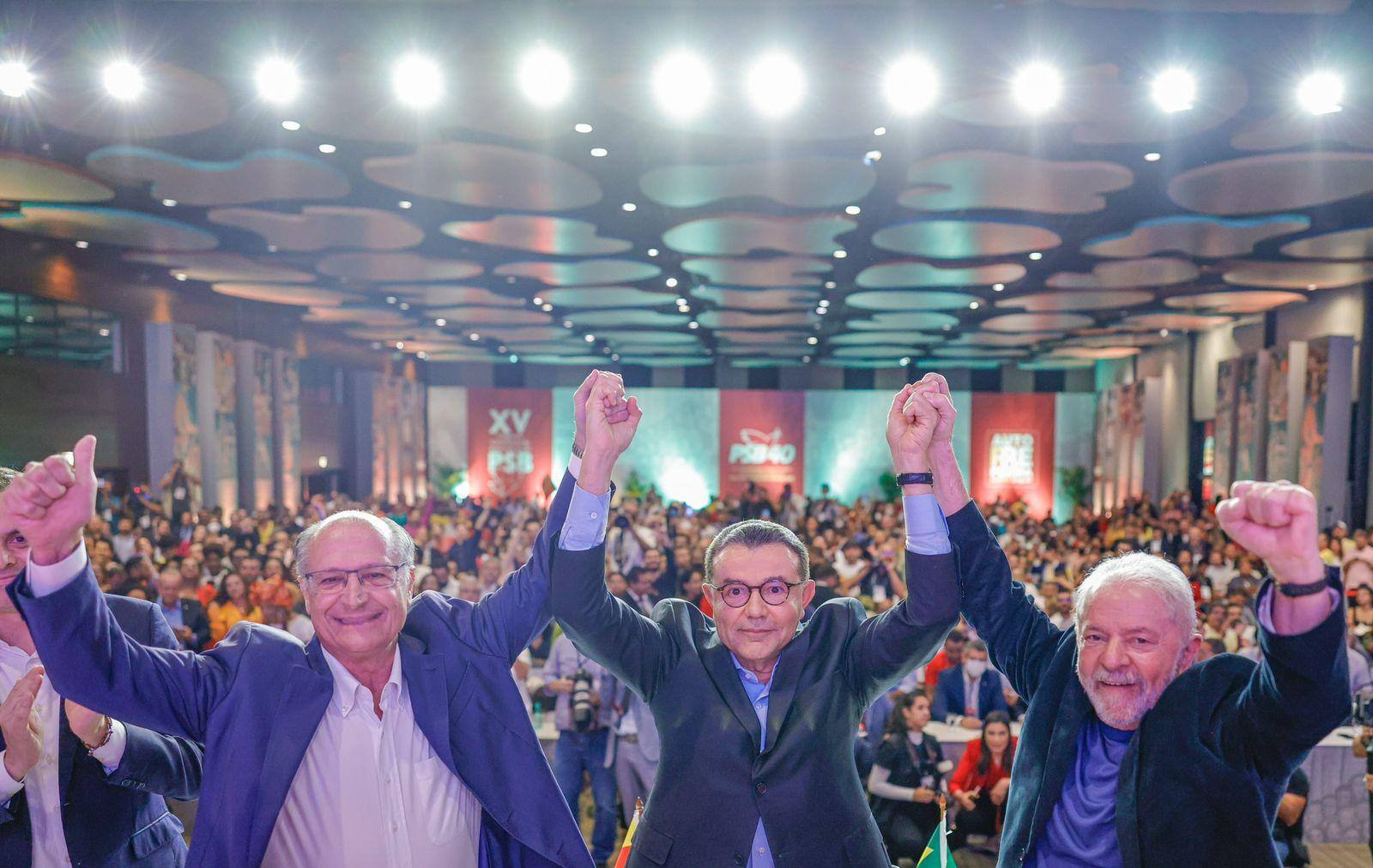 Geraldo Alckmin, Carlos Siqueira (presidente do PSB) e Lula, na abertura do congresso nacional do PSB, em Brasília