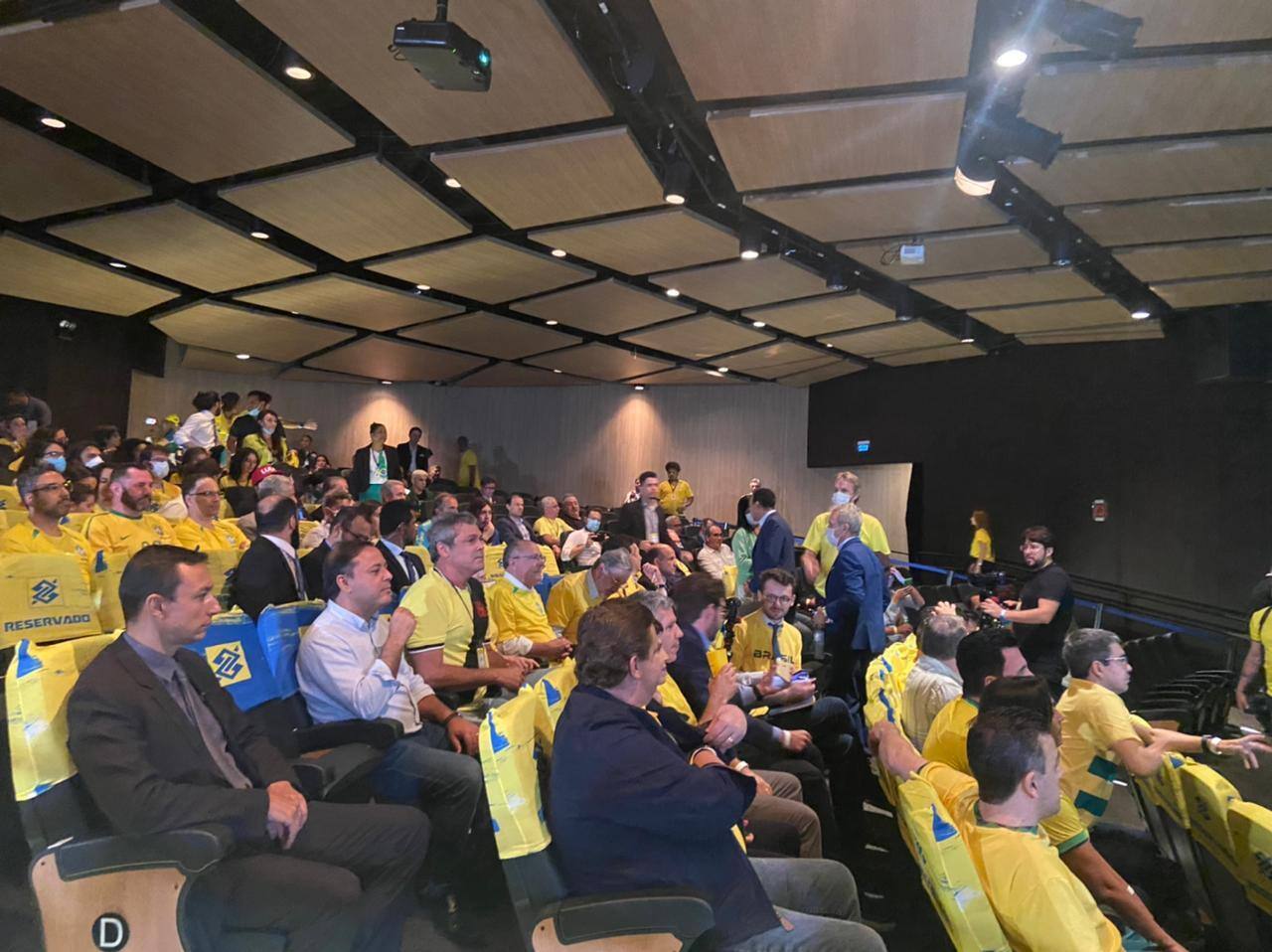 Na imagem, a equipe de transição de governo assistindo o jogo do Brasil, no CCBB
