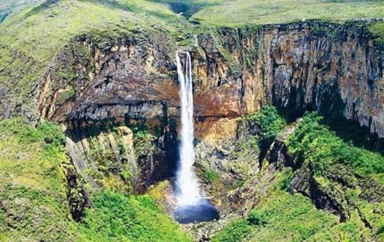 A cachoeira do Tabuleiro é a qued'água mais alta de Minas Gerais e a terceira do país