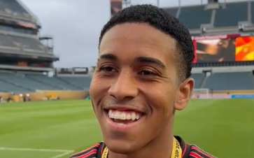 Joshua dá entrevista descontraída no palco da estreia do Flamengo no Mundial (Foto: Lucas Bayer / Lance!)