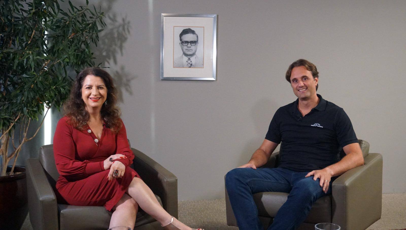 André Salazar, CEO do Grupo Aterpa, e a colunista Helenice Laguardia, durante gravação do segundo episódio da temporada Minas S/A Inovação que será no próximo dia 23 em todas as plataformas de O Tempo.