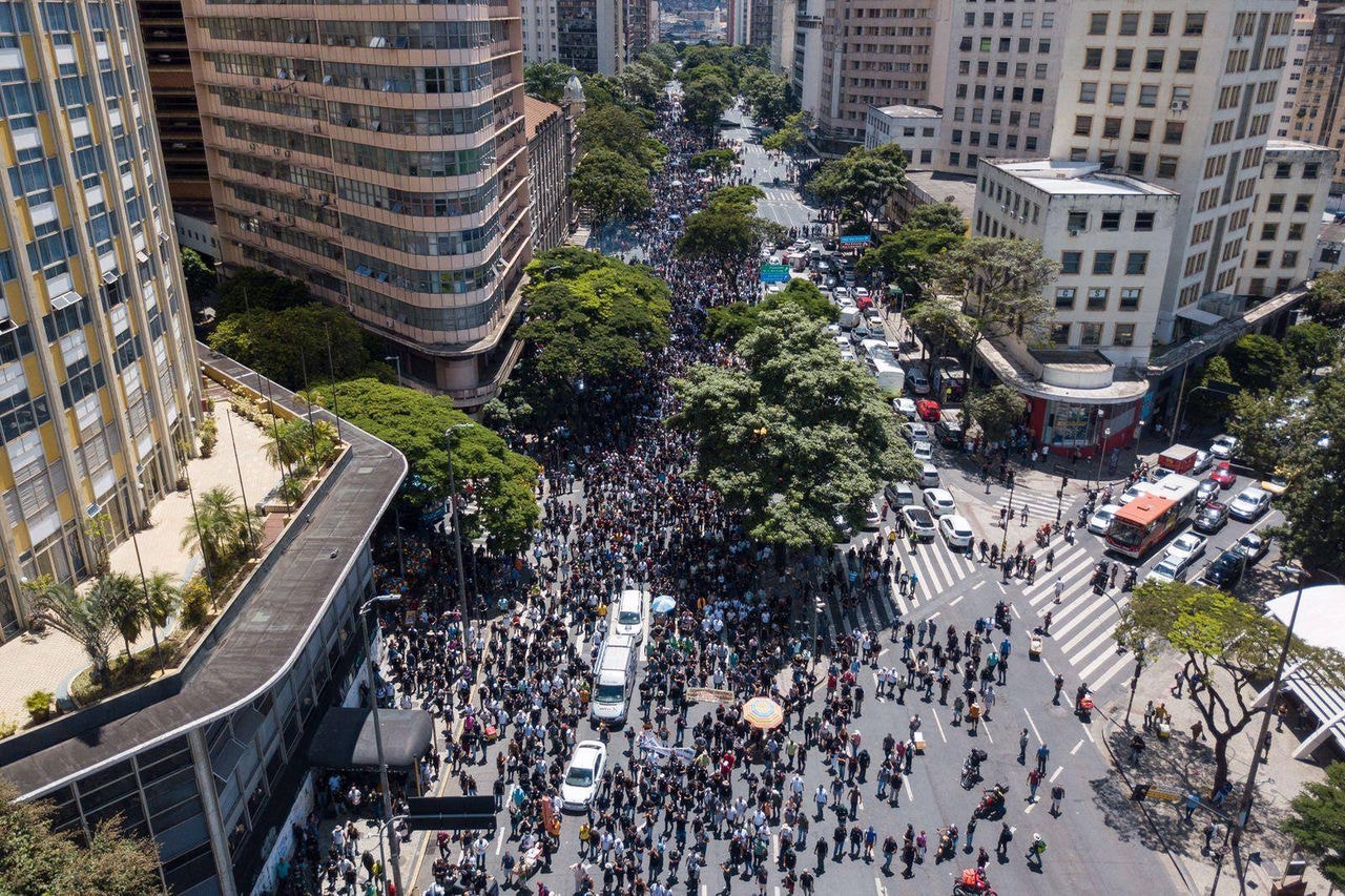 Manifestantes soltam bomba no percurso