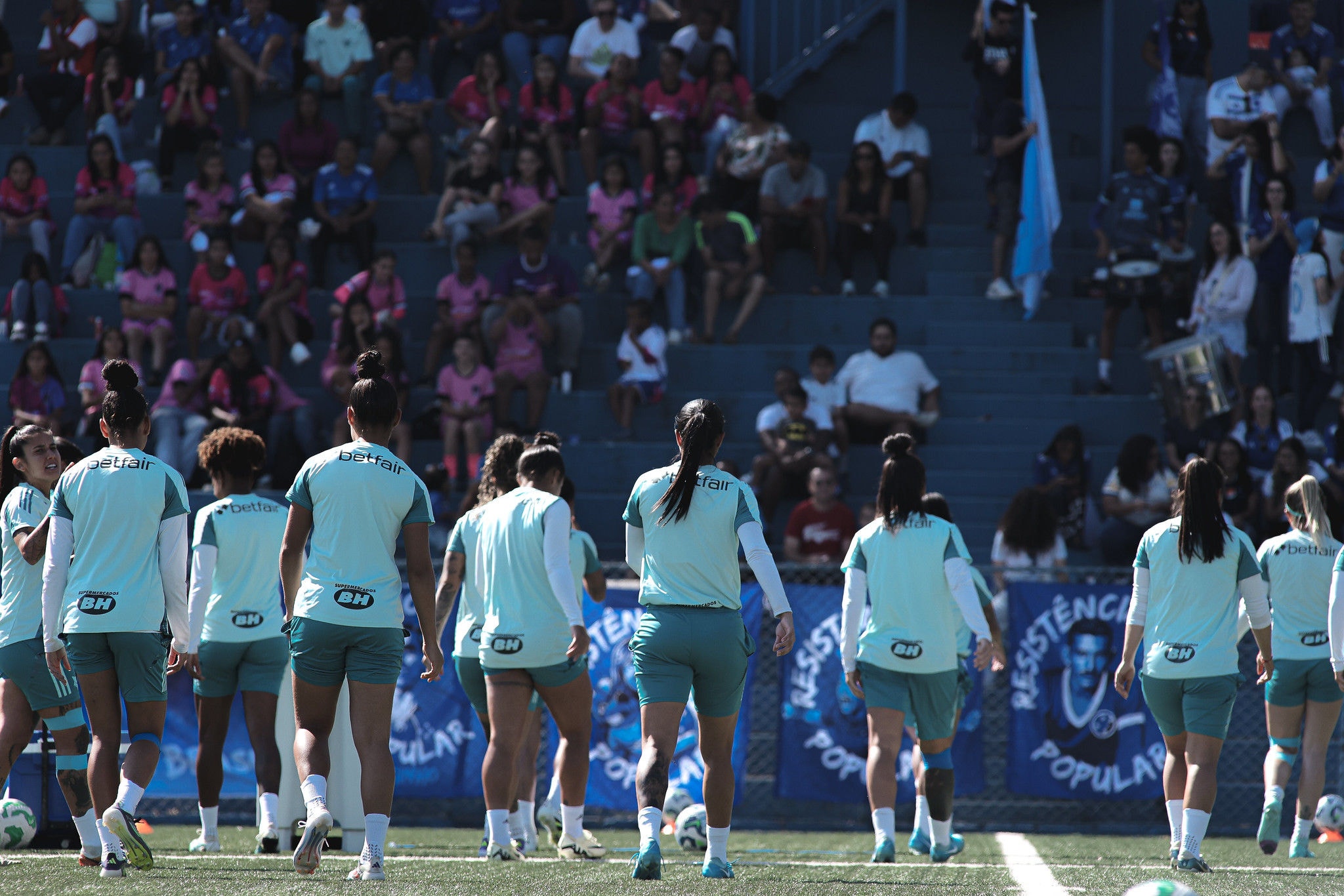 A torcida pode acompanhar todo o treino e apoiar as jogadoras durante a atividade.