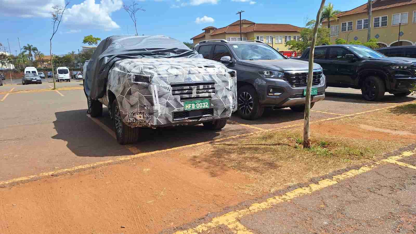 Protótipo camuflado da nova RAM Dakota foi flagrada em testes em Nova Lima