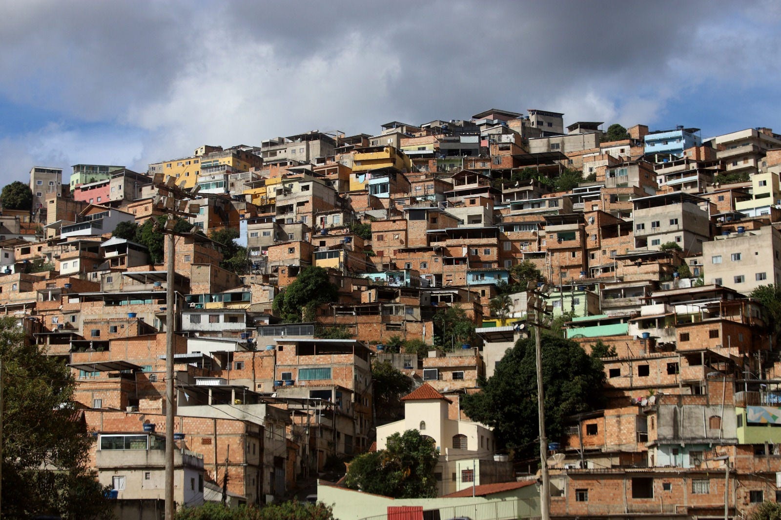No Aglomerado da Serra há a distribuição de alimentos para moradores