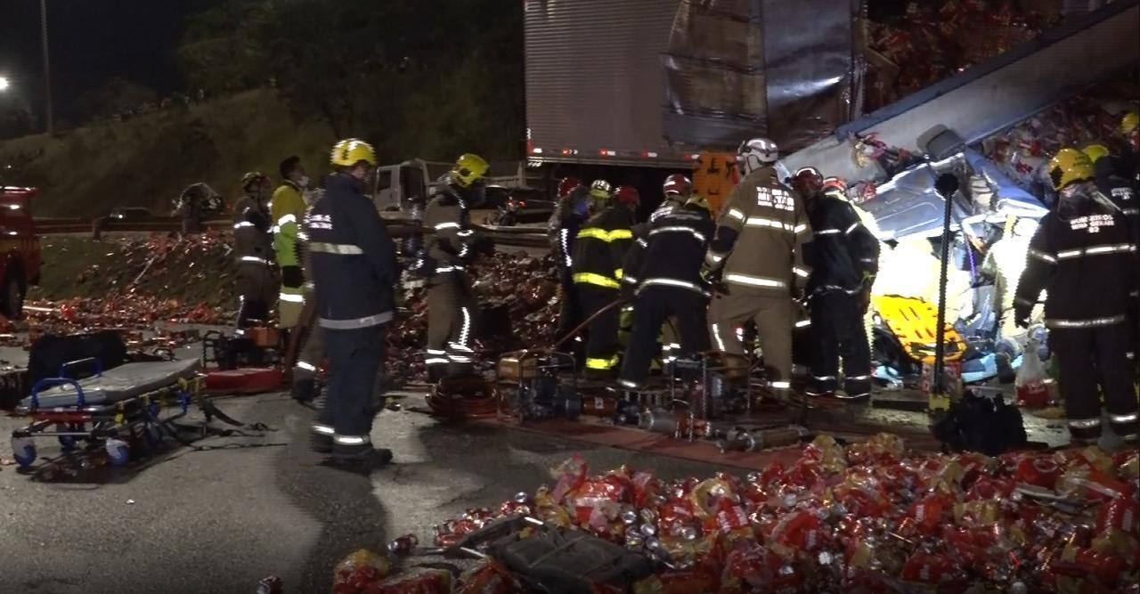 Acidente no Anel Rodoviário envolveu nove veículos