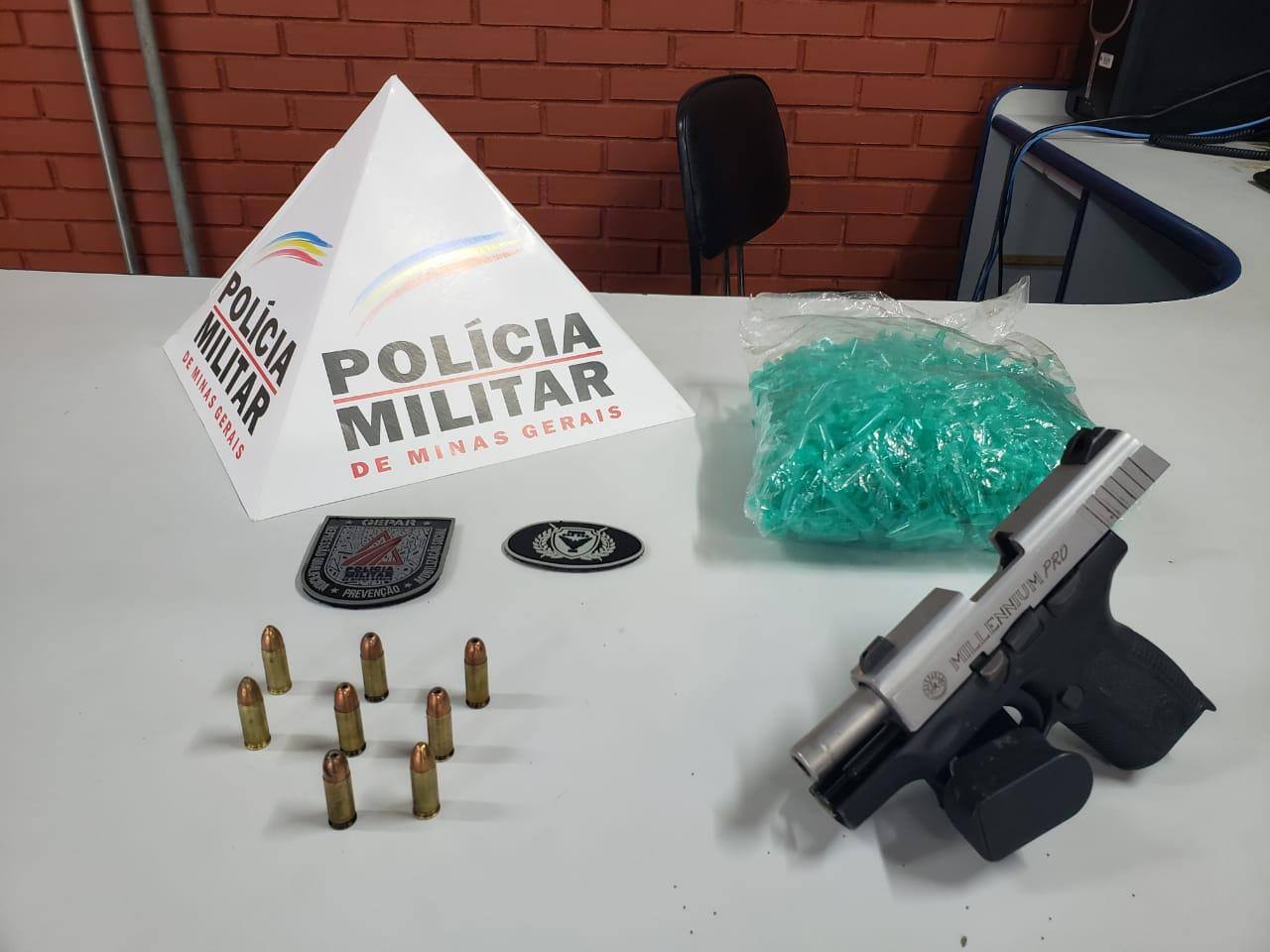 Pistola e munições são apreendidas pela PM em operação no Morro do Papagaio