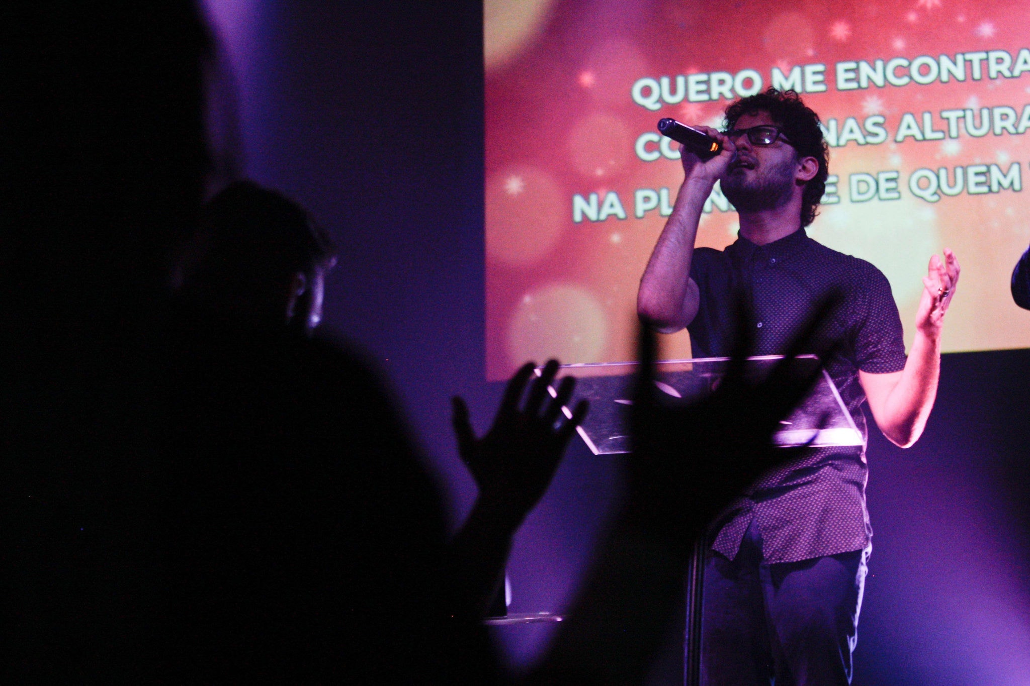 Pastor Vinícius conduz culto da igreja Cidade de Refúgio