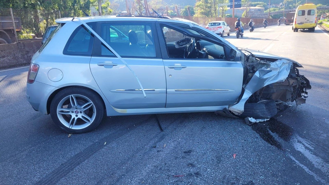 Anel Rodoviário travado: acidente com carro e caminhão causa fila de 21 km 