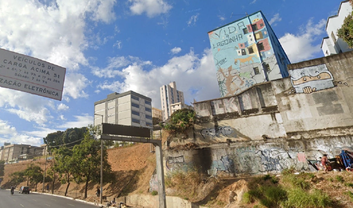 Homem foi achado sem vida e seminu em barranco entre a rua Diamantina e a avenida Antônio Carlos