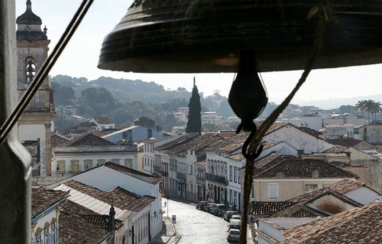 Nas cidades históricas de Minas Gerais, cada igreja tem seu sineiro