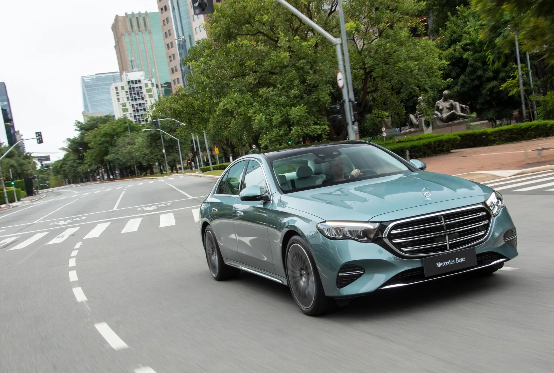 Mercedes-Benz renova seu sedã de luxo