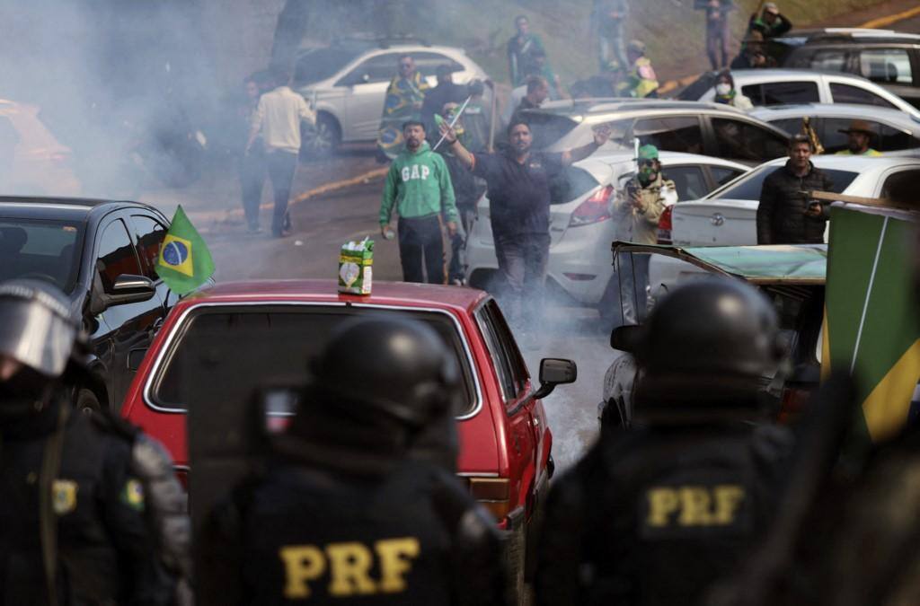 Tropa de choque da PRF tenta dispersar apoiadores do presidente Jair Bolsonaro durante um bloqueio na rodovia BR-116, em Novo Hamburgo (RS), em 1º de novembro de 2022