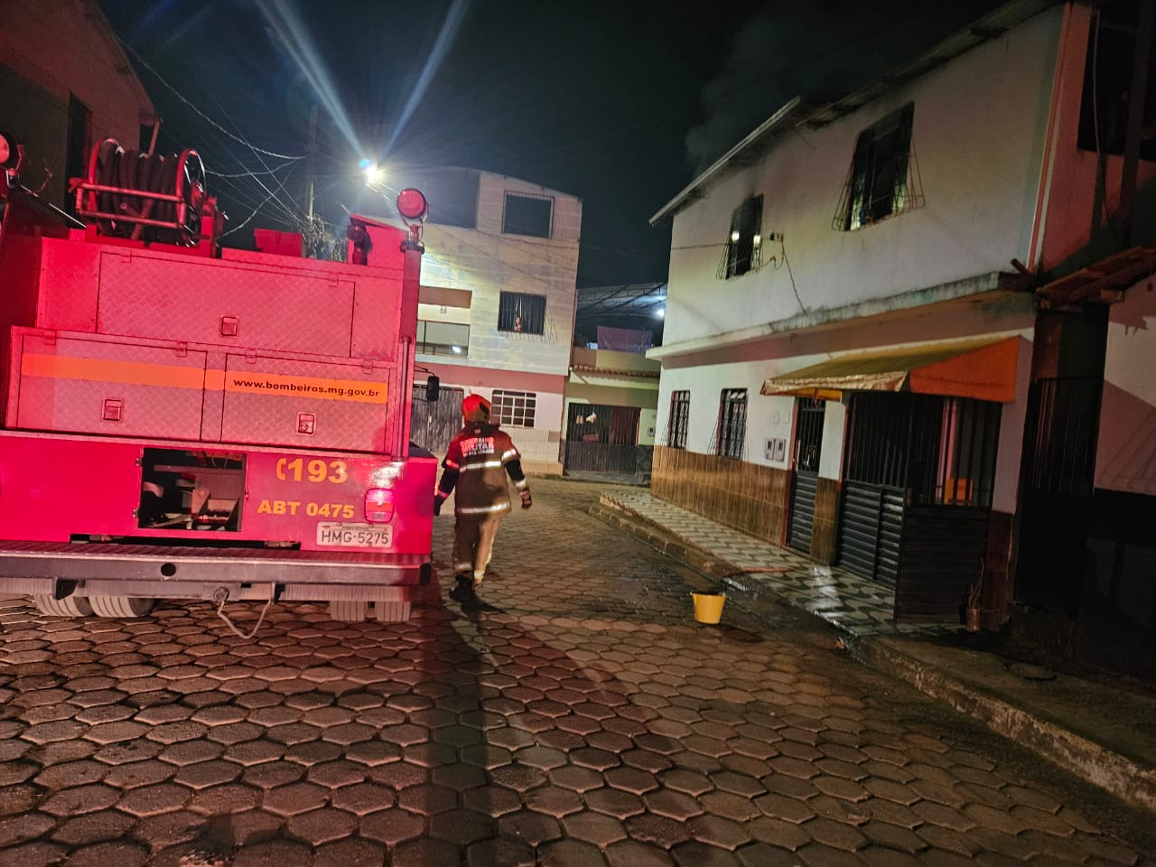 Imóvel do casal foi tomado pelas chamas após o crime