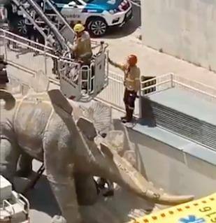 Homem tenta recuperar celular dentro de estátua de dinossauro, cai e morre