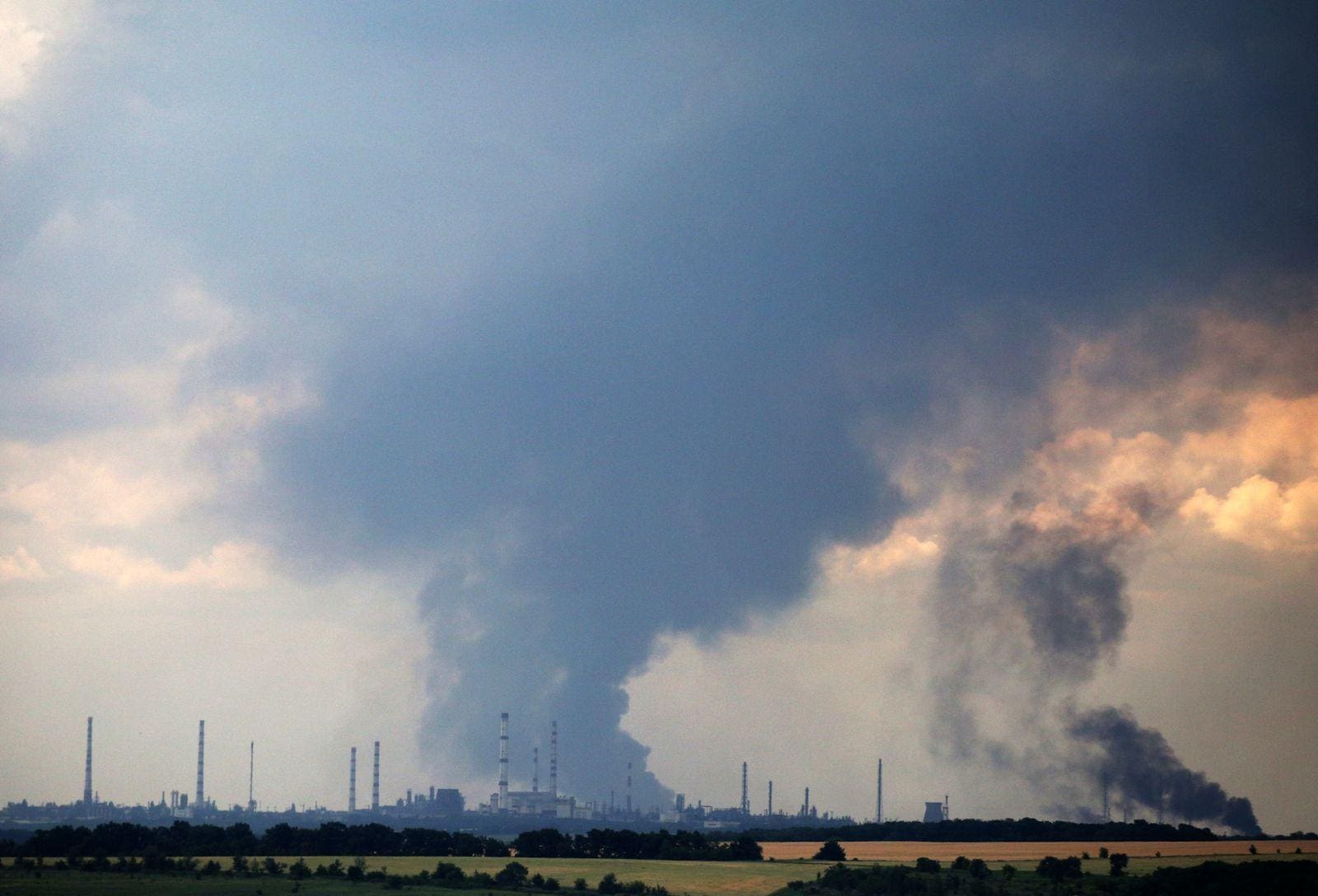 Fumaça sobe sobre a refinaria de petróleo nos arredores da cidade de Lysychansk, em meio à invasão militar da Rússia na Ucrânia