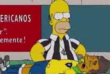 "El divo", personagem do seriado que atua pela seleção brasileira, deixa o gramado machucado e o árbitro Homer não marca pênalti 
