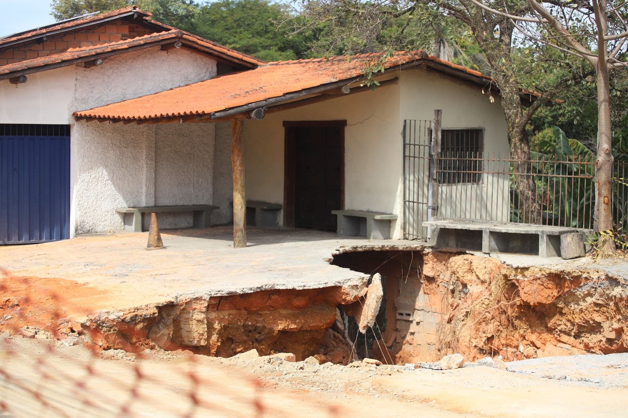 Adutora se rompeu na rua Bonfim, no centro histórico de Santa Luzia