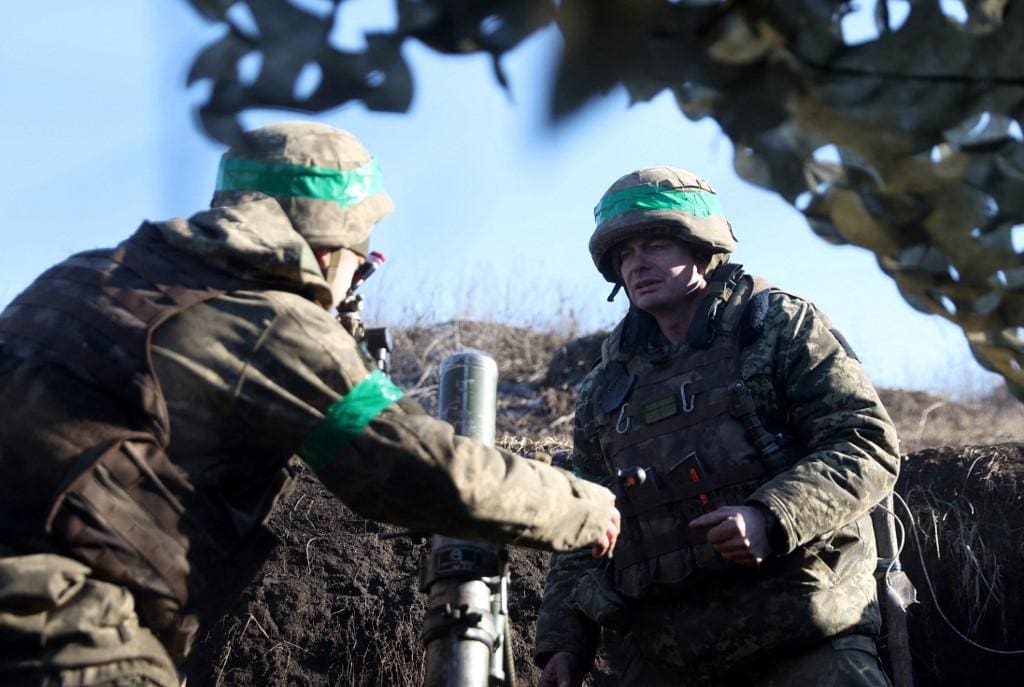 Soldados ucranianos, na cidade de Bakhmut, atiram com morteiro