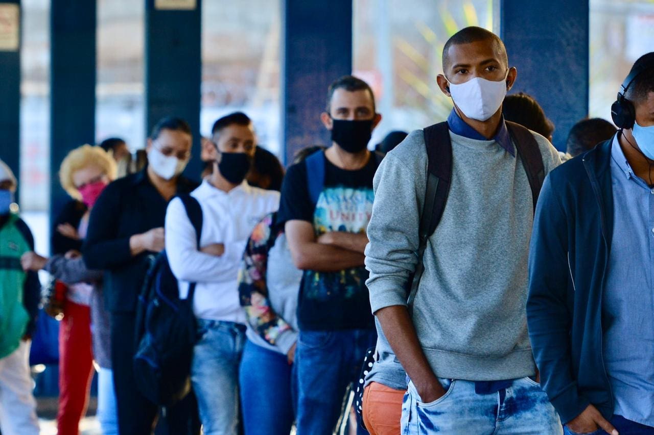 Passa a valer nesta terça feira a multa de R$ 100para as pessoas que não usarem máscara  Passageiros esperam ônibus na Estação Diamante na região do Barreiro Coronavírus