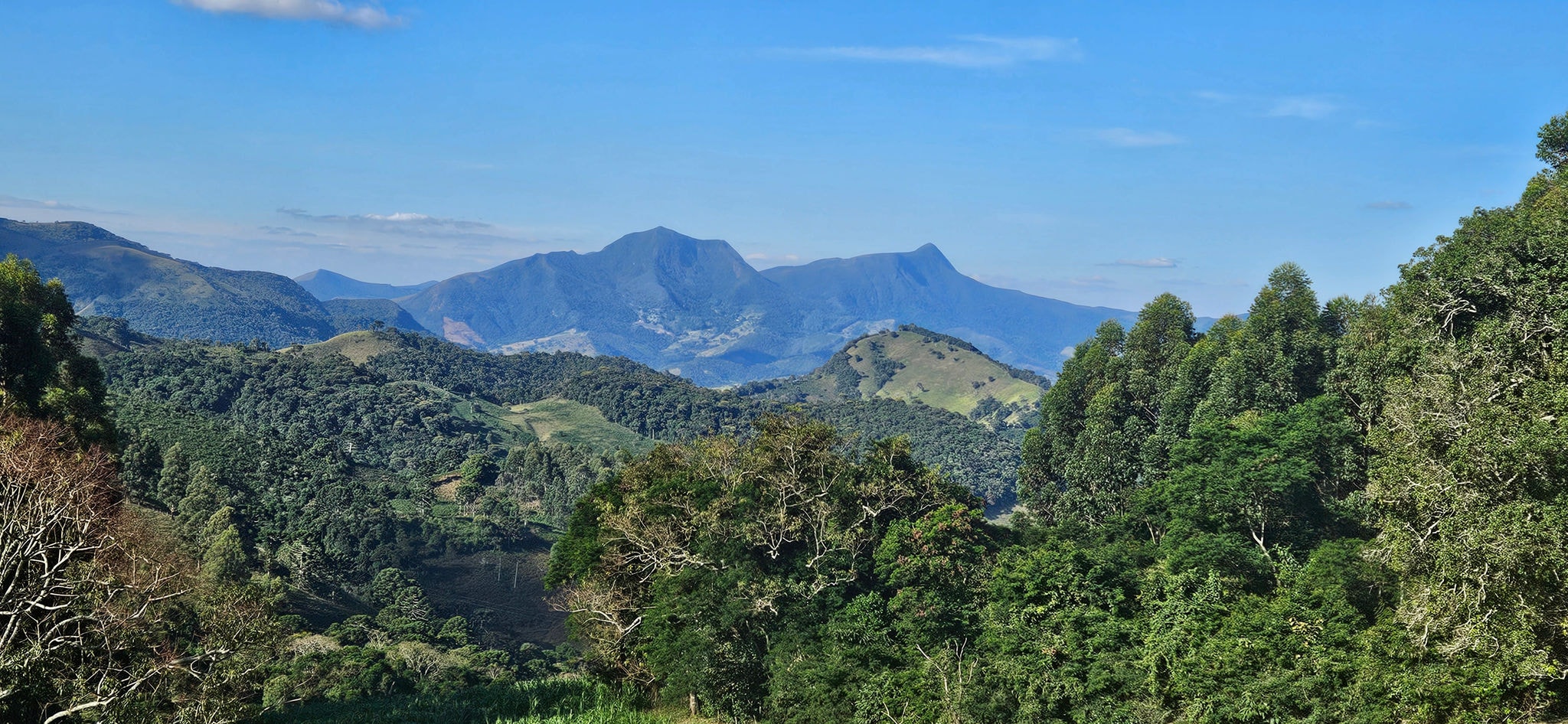 Terras Altas da Mantiqueira: a serra do Ouro Fala, a Mitra do Bispo e a pedra do Juquinha contemplados de um mirante