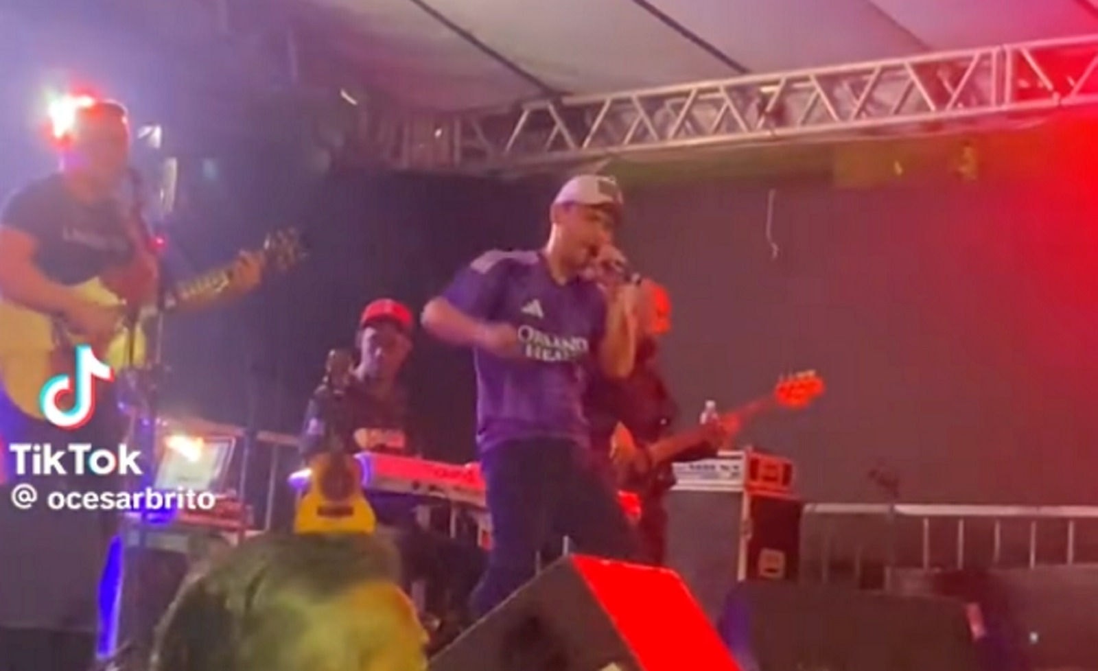 O senador Cleitinho (Republicanos) durante show em Contagem, na Grande Belo Horizonte