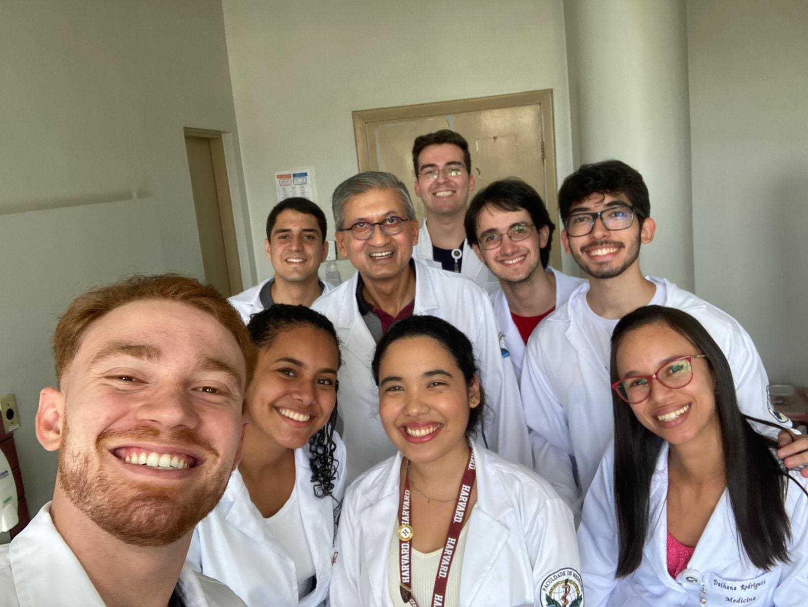 Geriatra e professor na Faculdade de Medicina da UFMG, Luís Felipe Ravic de Miranda (ao centro) com alunos de medicina, do 5 período