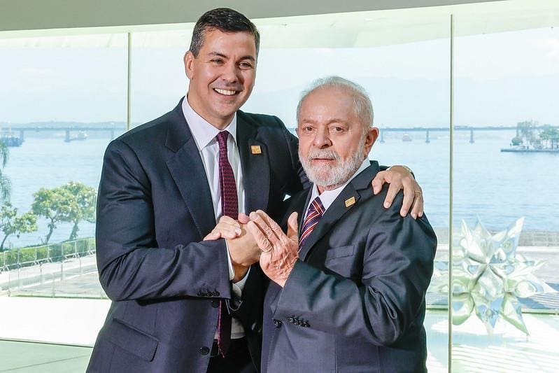Presidente do Paraguai, Santiago Peña e o presidente brasileiro, Luiz Inácio Lula da Silva, durante reunião com os chefes de Estado dos países membros do Mercosul, no Museu do Amanhã, no Rio de Janeiro