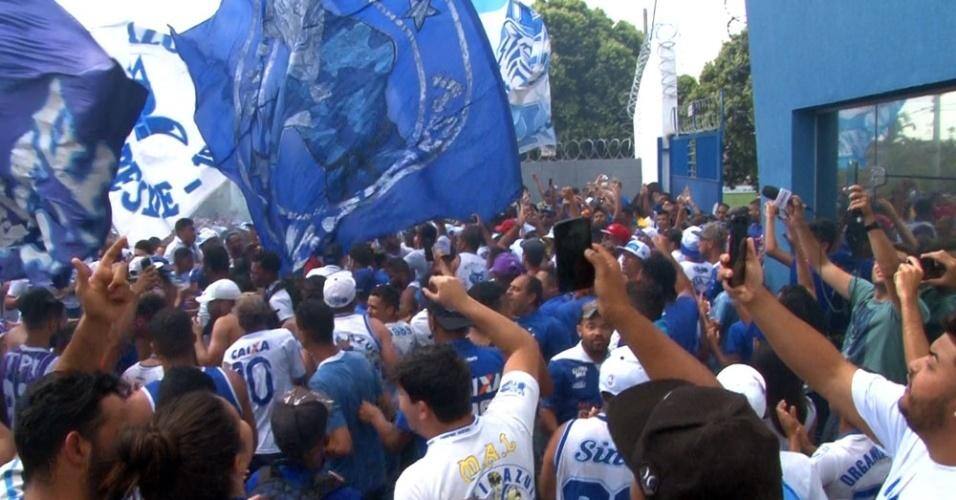 Centenas de torcedores compareceram à Toca da Raposa antes do último treino da final da Copa do Brasil em 2017